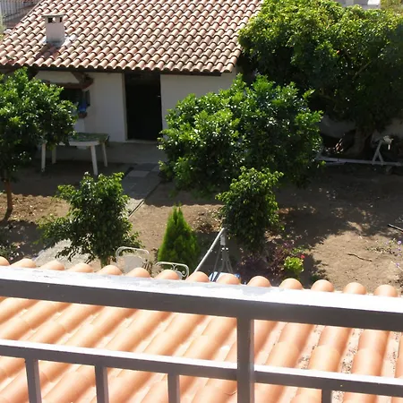 Oma's Haus- το σπίτι της γιαγιάς Daire Agioi Theodoroi (Corinthia)